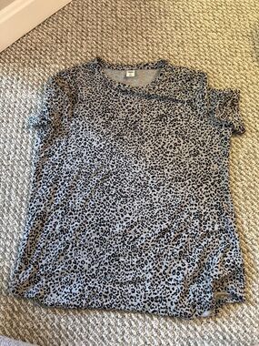 Old Navy Luxe Women’s Gray Leopard Print Short Sleeve Tee